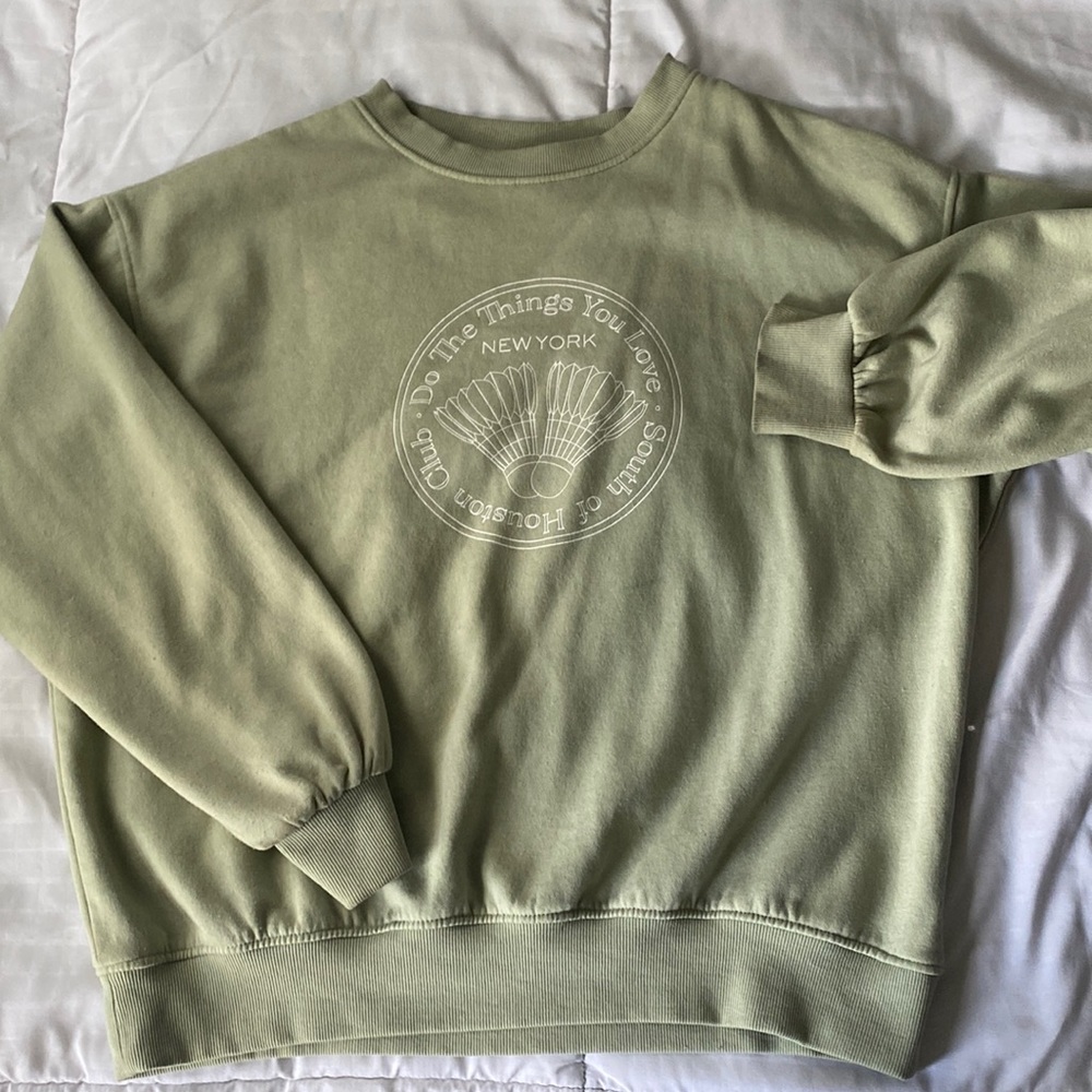 sage green crewneck from h&m 💚